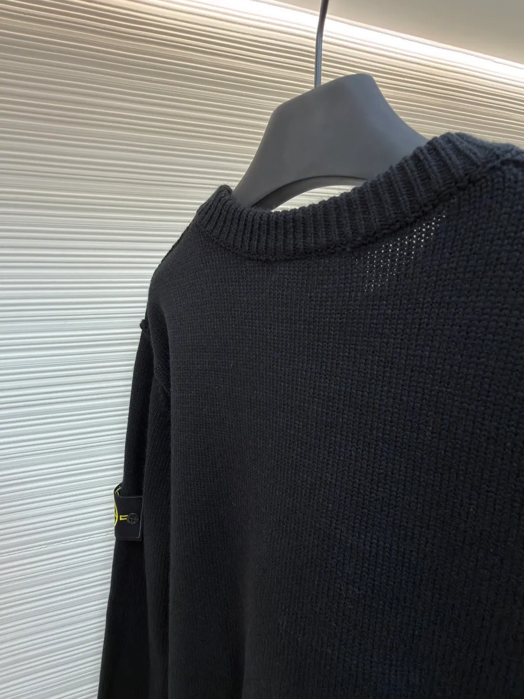 P420 Stonelsland Stone Island arm embroidered logo sweater ●Original version: 3690 purchase and development ●Item number: 1681950-A75 ●Fabric: wool blended fabric ●Technology: knitted ●Color: black ●Version: fitted version ●Weight: about 550 grams ●Size: S-M-L-XL ●Description: Made of 30% wool, 50% cotton, 20% spandex. The arm embroidery logo is made of double-layer soft leather, with embroidery logo technology on the surface and embellishment with the brand logo. Comes with laser engraved metal buttons. Garment washing-fixing color-fixing pattern-removing wool impurities. This style is woven with a 7-needle imported machine, with knitted threads on the neck and hem, and embroidered logos on the arms to present the brand vision. The overall wiring is straight and delicate, the fabric is comfortable and soft, and the color is consistent without color difference. It can be matched with the same style to create a fashionable look and control various occasions. Customized accessories, complete with three standards, same style for men and women!